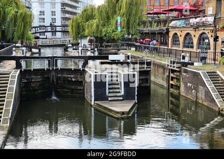 LONDON, Großbritannien - 15. MAI 2012: Besucher besuchen Camden Lock Camden Town, London, Vereinigtes Königreich. Stockfoto