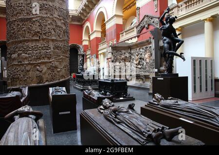 LONDON, UK, 14. MAI 2012: Besucher bewundern Exponate im Victoria und Albert Museum in London. Mit mehr als 2.2 Millionen jährlichen Besuchern (2009) Es ist t Stockfoto