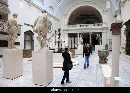 LONDON, UK, 14. MAI 2012: Besucher bewundern Exponate im Victoria und Albert Museum in London. Mit mehr als 2.2 Millionen jährlichen Besuchern (2009) Es ist t Stockfoto