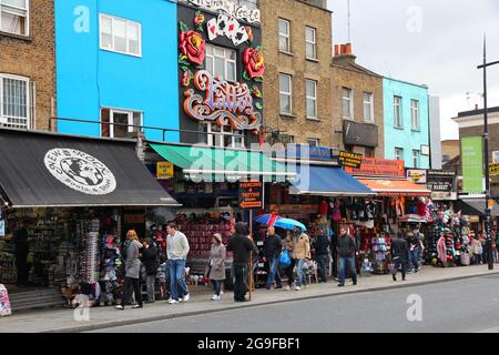 LONDON, Großbritannien - 15 Mai, 2012: Shopper besuchen Camden Town Borough von London. Laut TripAdvisor, Camden Town ist derzeit eine der Top 10 Shopping des Stockfoto