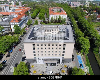 GLIWICE, POLEN - 11. MAI 2021: Luftaufnahme des Rathauses (Urzad Miasta) in der polnischen Stadt Gliwice, einer der größten Städte der oberschlesischen metropole Stockfoto