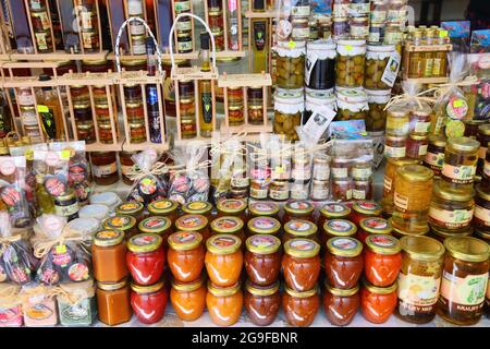 TROGIR, KROATIEN - 23. JUNI 2021: Lokale Produkte auf einem Lebensmittelmarkt Trogir, Kroatien. Trogir ist eine mittelalterliche Stadt in Dalmatien, die als UNESCO World He Stockfoto