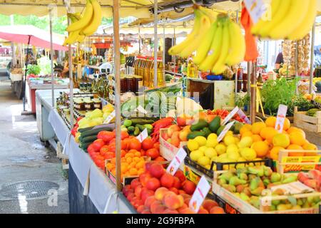 TROGIR, KROATIEN - 23. JUNI 2021: Lokales Obst und Gemüse auf einem Lebensmittelmarkt Trogir, Kroatien. Trogir ist eine mittelalterliche Stadt in Dalmatien, die als UN gelistet ist Stockfoto