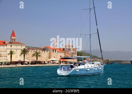 TROGIR, KROATIEN - 23. JUNI 2021: Bootsfahrten Trogir, Kroatien. Trogir ist eine mittelalterliche Stadt in Dalmatien, die zum UNESCO-Weltkulturerbe gehört. Stockfoto