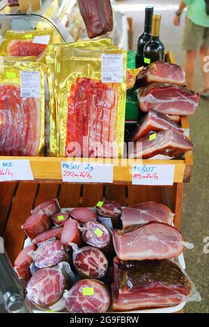 TROGIR, KROATIEN - 23. JUNI 2021: Lokale geräucherte Schinken (kroatische Sprache: Prsut) und Fleisch ein Lebensmittelmarkt Trogir, Kroatien. Trogir ist eine mittelalterliche Stadt i Stockfoto