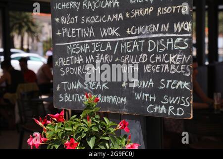 Kroatische Küche. Restaurant-Menü in Kroatien mit generischen Namen in kroatischer und englischer Sprache. Stockfoto