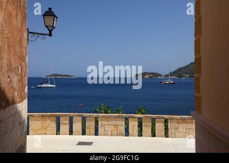 VIS Island, Kroatien. Blick auf die Straße in der Stadt Vis, Kroatien. Stockfoto