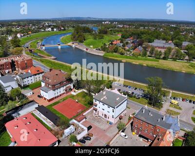 Kedzierzyn-Kozle, Stadt in Polen. Drohnenansicht mit dem Fluss Odra. Stockfoto