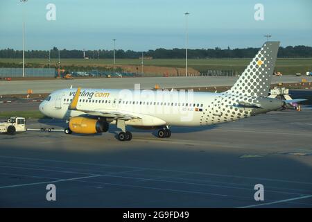 LUTON, Großbritannien – 15. JULI 2019: Vueling Airbus A320 am Londoner Flughafen Luton in Großbritannien. Es ist der fünftgrößte Flughafen Großbritanniens mit 16.5 Millionen Passagieren pro Jahr. Stockfoto