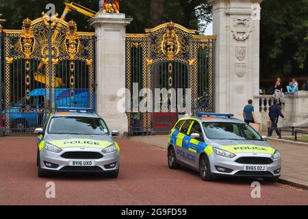 LONDON, Großbritannien - 15. JULI 2019: Polizei Ford Focus Autos vor dem Buckingham Palace, London. Metropolitan Police Service hat 31,000 Polizisten in Gr Stockfoto