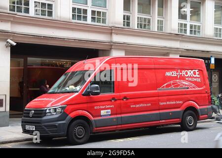 LONDON, UK - 15. JULI 2019: Paketdienst Volkswagen Crafter in London, UK. Paketforce ist Teil der Royal Mail Gruppe. Stockfoto