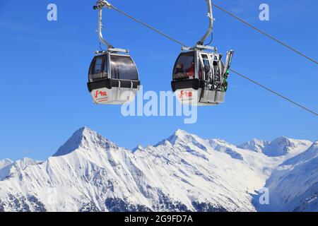 MAYRHOFEN, Österreich - 12 März, 2019: die Menschen besuchen Mayrhofen Skigebiet in Tirol, Österreich. Das Resort ist im Zillertal von Central Stadtmitte Stockfoto