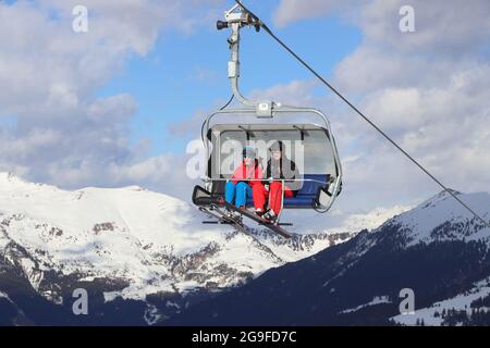 HINTERTUX, ÖSTERREICH - 10. MÄRZ 2019: Menschen fahren mit dem Sessellift im Skigebiet Hintertuxer Gletscher in Tirol, Österreich. Das Resort befindet sich in Ziller Stockfoto