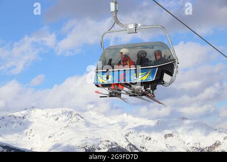 HINTERTUX, ÖSTERREICH - 10. MÄRZ 2019: Menschen fahren mit dem Sessellift im Skigebiet Hintertuxer Gletscher in Tirol, Österreich. Das Resort befindet sich in Ziller Stockfoto