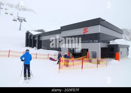 HINTERTUX, ÖSTERREICH - 10. MÄRZ 2019: Menschen besuchen das Skigebiet Hintertuxer Gletscher in Tirol, Österreich. Das Resort liegt im Zillertal Stockfoto