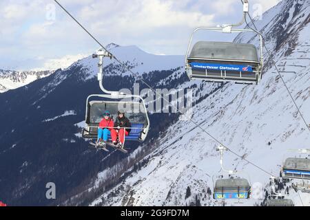 HINTERTUX, ÖSTERREICH - 10. MÄRZ 2019: Menschen fahren mit dem Sessellift im Skigebiet Hintertuxer Gletscher in Tirol, Österreich. Das Resort befindet sich in Ziller Stockfoto