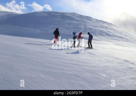 HINTERTUX, ÖSTERREICH - 10. MÄRZ 2019: Skipiste im Skigebiet Hintertuxer Gletscher in Tirol, Österreich. Das Resort liegt im Zillertal Stockfoto