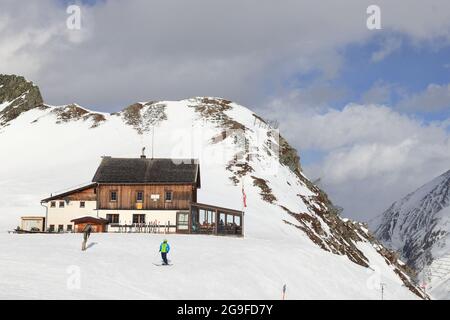 HINTERTUX, ÖSTERREICH - 10. MÄRZ 2019: Apres Ski im Skigebiet Hintertuxer Gletscher in Tirol, Österreich. Das Resort liegt im Zillertal Stockfoto