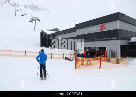 HINTERTUX, ÖSTERREICH - 10. MÄRZ 2019: Menschen besuchen das Skigebiet Hintertuxer Gletscher in Tirol, Österreich. Das Resort liegt im Zillertal Stockfoto