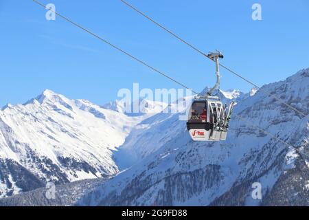 MAYRHOFEN, Österreich - 12 März, 2019: die Menschen besuchen Mayrhofen Skigebiet in Tirol, Österreich. Das Resort ist im Zillertal von Central Stadtmitte Stockfoto