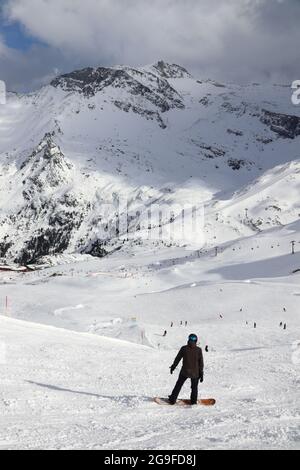 HINTERTUX, ÖSTERREICH - 10. MÄRZ 2019: Skipiste im Skigebiet Hintertuxer Gletscher in Tirol, Österreich. Das Resort liegt im Zillertal Stockfoto