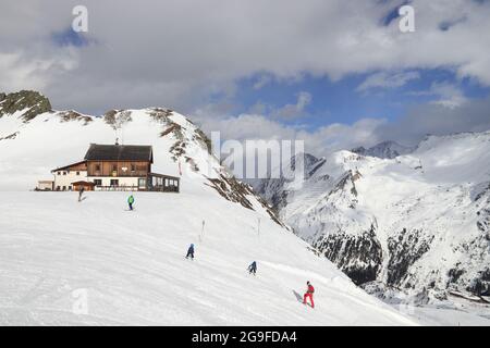 HINTERTUX, ÖSTERREICH - 10. MÄRZ 2019: Apres Ski im Skigebiet Hintertuxer Gletscher in Tirol, Österreich. Das Resort liegt im Zillertal Stockfoto