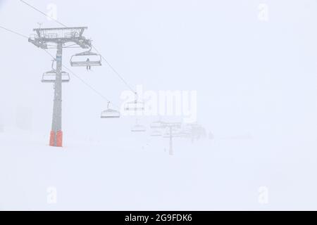 Österreich Winter Skigebiet - Mayrhofen in Tirol. Österreichische Zentralalpen. Ahorn-Sessellift im Schneesturm. Stockfoto