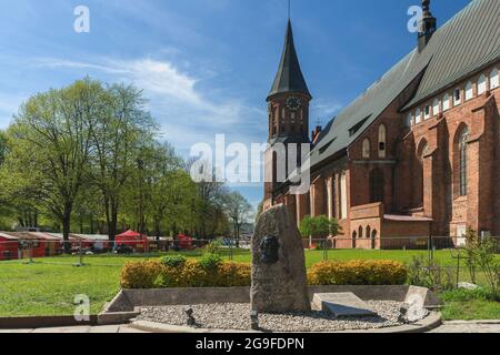 Kaliningrad, Russland - 10. Mai 2021: Denkmal von Julius Rupp vor der Kathedrale auf Kants Stockfoto