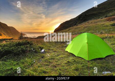 Norwegen Camping Abenteuer. Urlaub im Freien auf der Halbinsel Stadlandet, Norwegen. Stockfoto