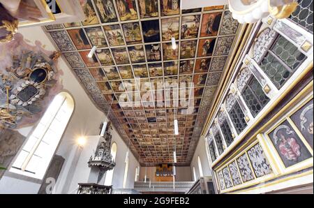 22. Juli 2021, Sachsen, Löbnitz: In der Evangelischen Kirche in Löbnitz in Nordsachsen ist eine der größten und am meisten bemalten Bilderbibeln Deutschlands zu sehen. 250 einzelne Tafeln zeigen Motive von Geschichten aus dem Alten und Neuen Testament, musizierende Engel, florale Motive und Porträts von Luther und Melanchton. Die hölzerne Kassettendecke der rund 1000 Jahre alten Kirche wurde vor 330 Jahren von Christian Schilling aus Delitz bemalt. Die Kirche, die von 2008 bis 2016 umfassend renoviert wurde, ist eine der meistbesuchten Sehenswürdigkeiten auf dem Lutherweg. Foto: Waltraud Gr Stockfoto