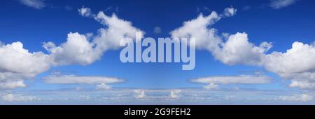 Panorama Himmel Hintergrund. Weiße Wolken blauer Himmel Hintergrund. Struktur der weißen Cumulus-Wolken. Stockfoto