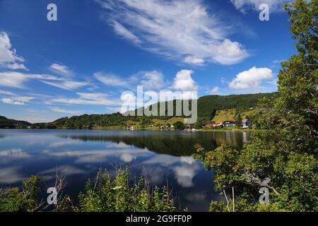 Kalandsvatnet See in Norwegen. Es ist der größte See in der Gemeinde Bergen. Schönes Sommerwetter. Stockfoto