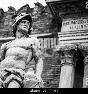 VENEDIG, ITALIEN - 02. Jul 2021: Eine schräge Aufnahme einer Statue außerhalb eines alten Gebäudes in Venedig, Italien Stockfoto