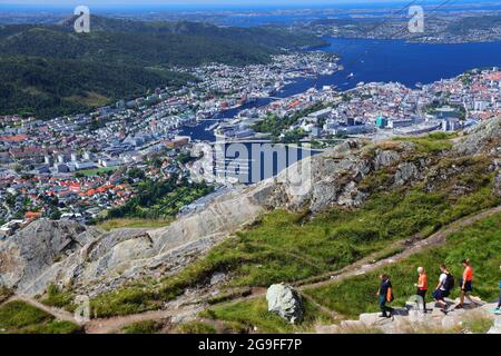 BERGEN, NORWEGEN - 23. JULI 2020: Die Menschen wandern auf dem Ulriken-Bergweg über Bergen, Norwegen. Mit 643 Metern ist Ulriken der höchste von Sieben Stockfoto