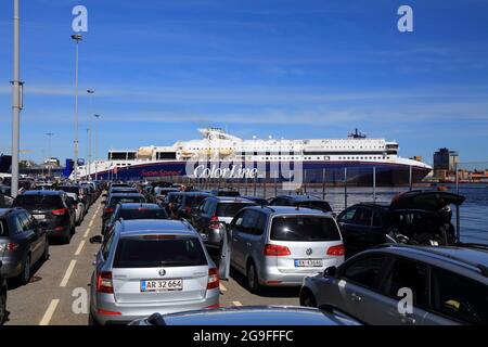 KRISTIANSAND, NORWEGEN - 31. JULI 2020: Autos warten in der Schlange, um an Bord der Color Line Superspeed Fähre von Norwegen nach Dänemark zu gehen. Color Line AS ist die größte Crui Stockfoto