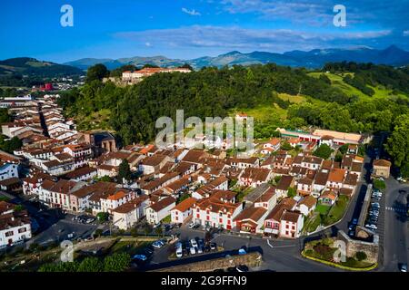 Frankreich, Pyrénées-Atlantiques (64), Pays Basque, Saint-Jean-Pied-de-Port, le Pont Vieux sur la Rivière Nive de Béhérobie et l'église de l'Assomption ou Stockfoto