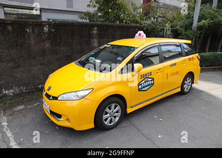 TAIPEH, TAIWAN - 4. DEZEMBER 2018: Toyota Yellow Taxi in Taipei, Taiwan. Taipei ist die Hauptstadt Taiwans mit 8.5 Millionen Einwohnern Stockfoto