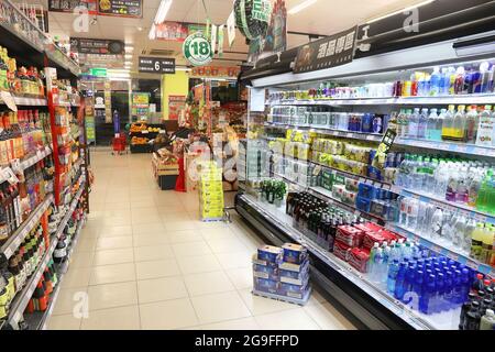 HUALIEN, TAIWAN - 24. NOVEMBER 2018: Kühlschränke in der Bier- und Getränkeabteilung in einem Supermarkt in Hualien, Taiwan. Stockfoto