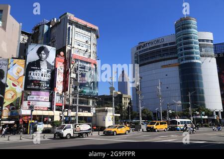 TAIPEI, Taiwan - Dezember 3, 2018: die Menschen besuchen Taipeh Einkaufsviertel in Taipeh. Taipeh ist als eines der Top Shopping Reiseziele in Tai Stockfoto