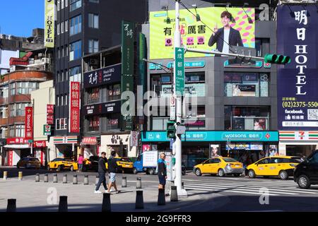 TAIPEI, Taiwan - Dezember 3, 2018: die Menschen besuchen Taipeh Einkaufsviertel in Taipeh. Taipeh ist als eines der Top Shopping Reiseziele in Tai Stockfoto