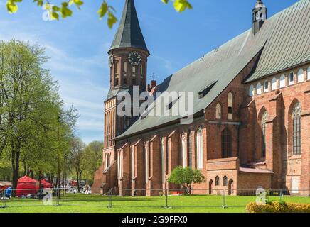 Kaliningrad, Russland - 10. Mai 2021: Frühlingssonniges Äußere der Kathedrale auf Kants Stockfoto