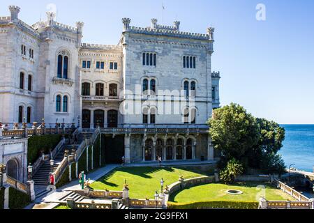 Triest, Italien - 16. Juli 2017: Blick auf Schloss Miramare an einem sonnigen Tag Stockfoto