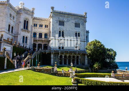 Triest, Italien - 16. Juli 2017: Blick auf Schloss Miramare an einem sonnigen Tag Stockfoto