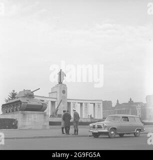 Transport, Auto, Borgward Isabella Combi, sowjetischer Kenotaph im zoologischen Garten, Berlin, Deutschland, ZUSÄTZLICHE-RIGHTS-CLEARANCE-INFO-NOT-AVAILABLE Stockfoto