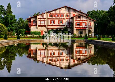 Frankreich, Pyrenäen-Atlantiques, Baskenland, Cambo-les-Bains, Villa Arnaga und sein formeller Garten, Museum und Haus von Edmond Rostand im neo-baskischen St. Stockfoto