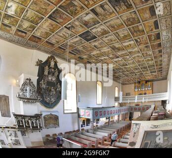 22. Juli 2021, Sachsen, Löbnitz: In der Evangelischen Kirche in Löbnitz in Nordsachsen ist eine der größten und am meisten bemalten Bilderbibeln Deutschlands zu sehen. 250 einzelne Tafeln zeigen Motive von Geschichten aus dem Alten und Neuen Testament, musizierende Engel, florale Motive und Porträts von Luther und Melanchton. Die hölzerne Kassettendecke der rund 1000 Jahre alten Kirche wurde vor 330 Jahren von Christian Schilling aus Delitz bemalt. Die Kirche, die von 2008 bis 2016 umfassend renoviert wurde, ist eine der meistbesuchten Sehenswürdigkeiten auf dem Lutherweg. Foto: Waltraud Gr Stockfoto