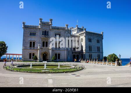 Triest, Italien - 16. Juli 2017: Blick auf Schloss Miramare an einem sonnigen Tag Stockfoto