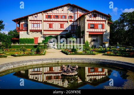 Frankreich, Pyrenäen-Atlantiques, Baskenland, Cambo-les-Bains, Villa Arnaga und sein formeller Garten, Museum und Haus von Edmond Rostand im neo-baskischen St. Stockfoto