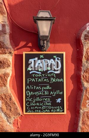 Tapas-Menü auf Tafel im Restaurant in Villajoyosa, Spanien Stockfoto