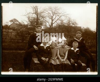 Europa, Deutschland, Gruppe von Kindern mit zwei Mädchen und vier Jungen, unbekannter Fotograf, um 1900 ? , ADDITIONAL-RIGHTS-CLEARANCE-INFO-NOT-AVAILABLE Stockfoto